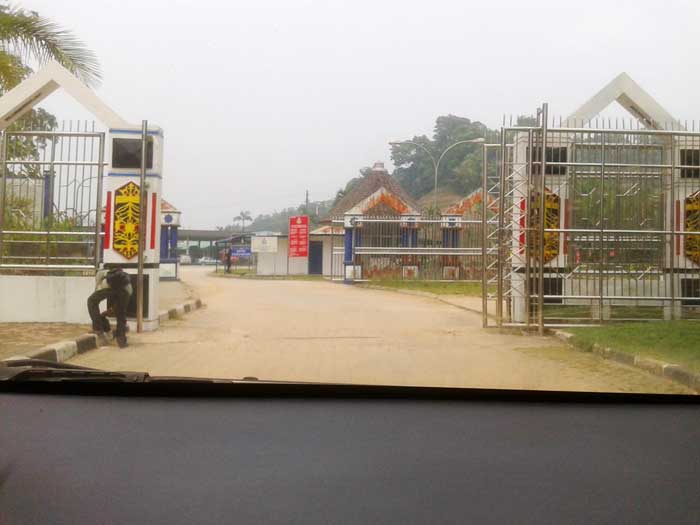 gerbang perbatasn entikong indonesia malaysia